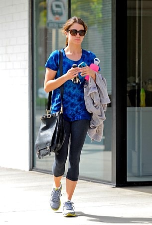 Fotos sin marcas: Nikki Reed saliendo del gimnasio en Studio City – 23 marzo Aabpe2Is