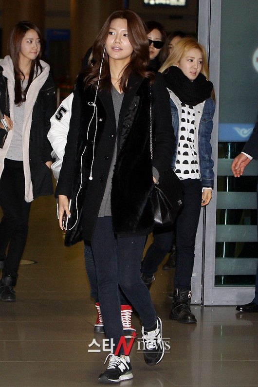 [PIC][13-01-2012]SNSD @ Incheon Airport! AahZLAwv