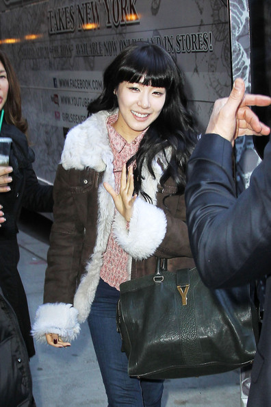 {010212} Tiffany @ Late Show with David Letterman Arraving AaiHC7CM