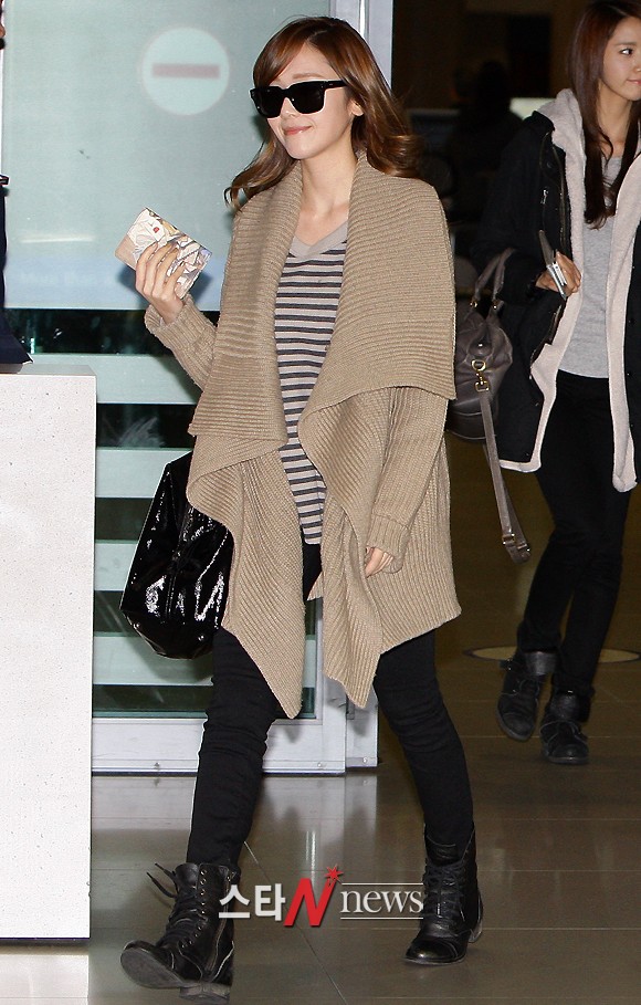 [PIC][13-01-2012]SNSD @ Incheon Airport! AamyxNZ7