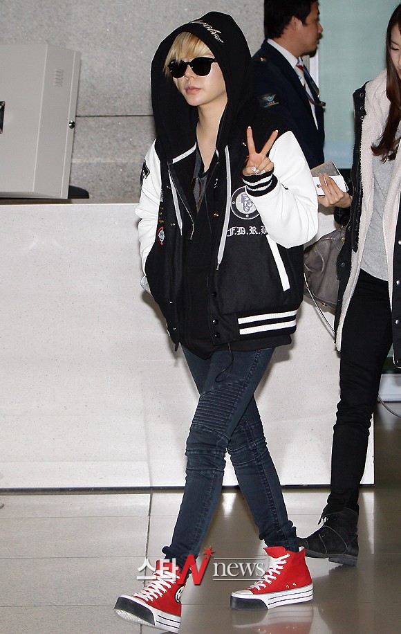 [PIC][13-01-2012]SNSD @ Incheon Airport! AawxfAJ5