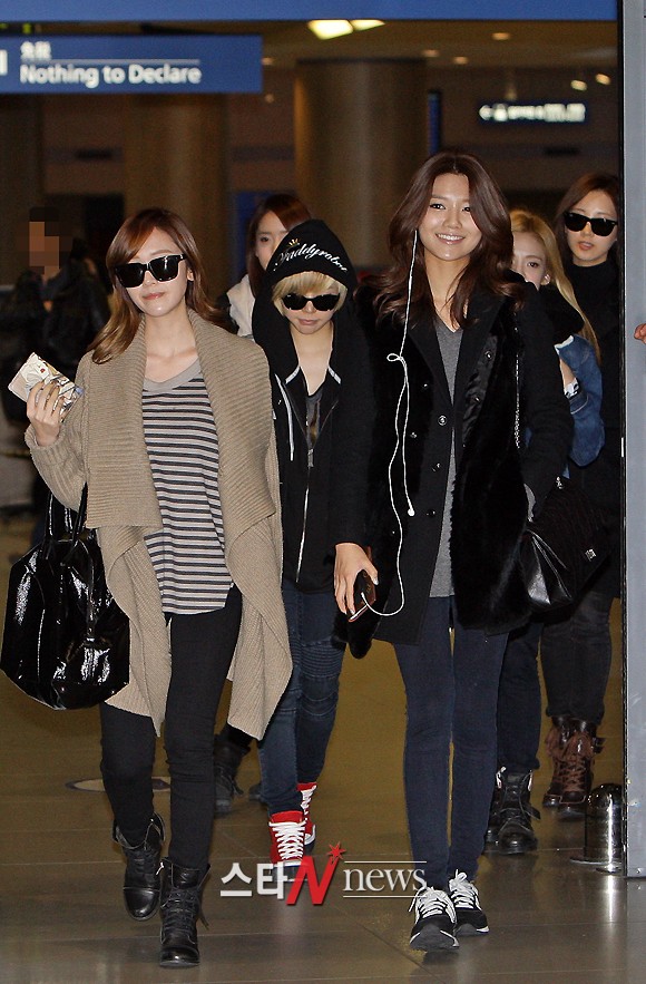 [PIC][13-01-2012]SNSD @ Incheon Airport! AazMWQVg